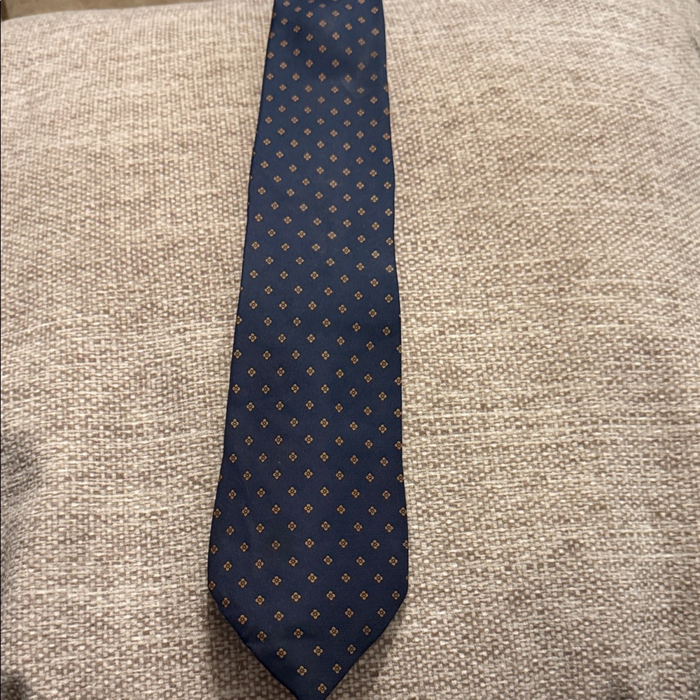 Jos A Bank ‘s Clothier Elegant Navy Blue Patterned Necktie
